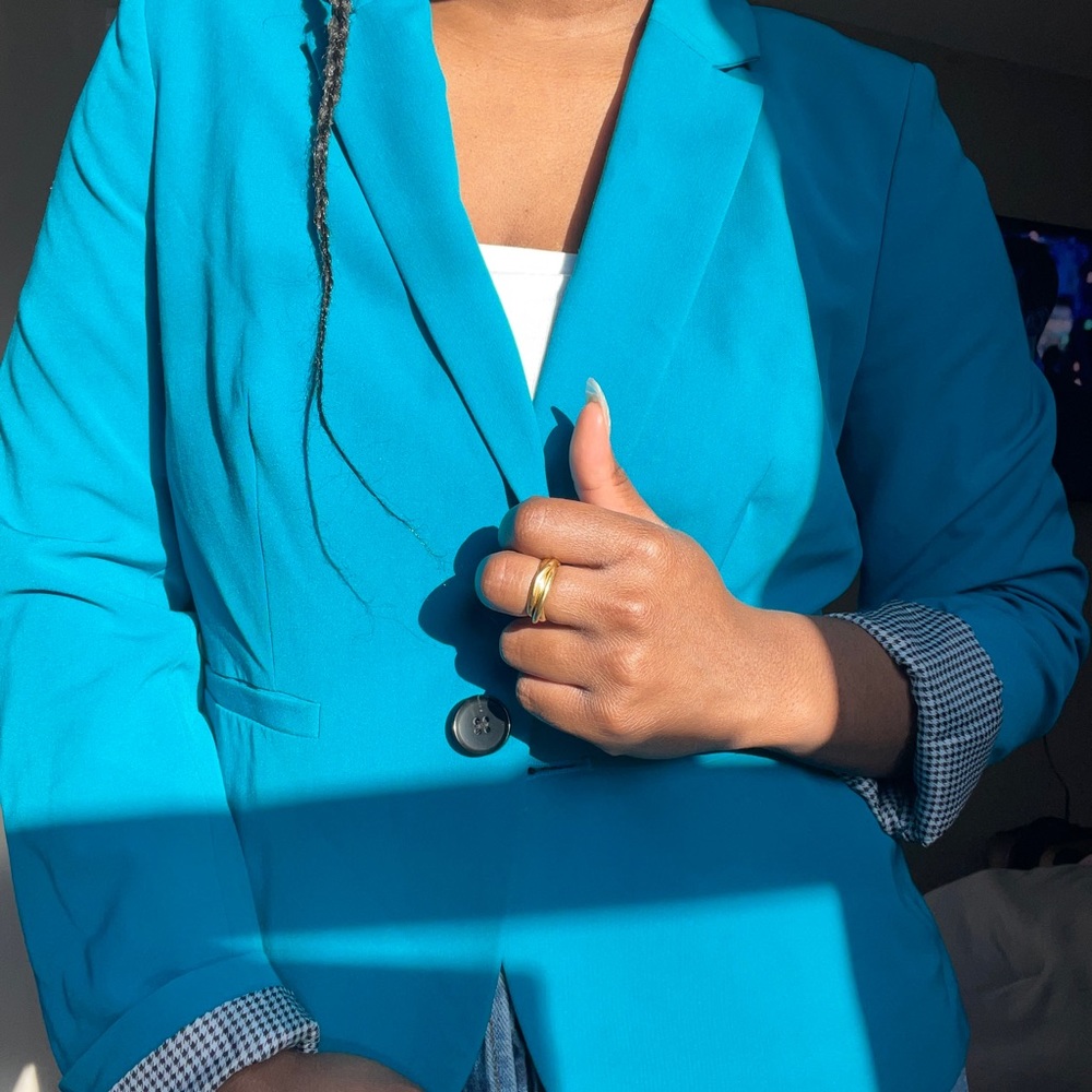 Color: Teal
Size: Medium
Price: $15 USD
Condition: Like New